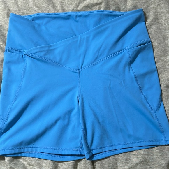 Oasis PureLuxe High Waisted Crossover 6” Biker Shorts - Fabletics - Picture 4 of 6